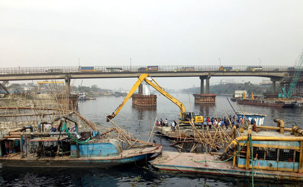 শীতলক্ষ্যায় গুড়িয়ে দেয়া হলে ভাসমান ড্রেজার, জেটিসহ স্থাপনা