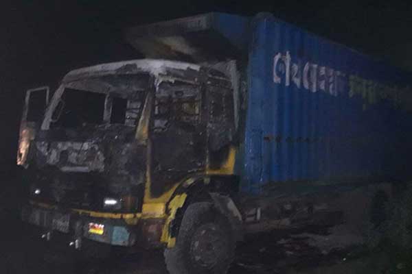 ফেনীতে কাভার্ড ভ্যানে পেট্রোল ঢেলে দুর্বৃত্তদের আগুন