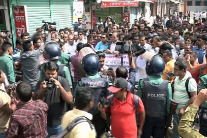 বরিশালে যুবদলের বিক্ষোভ মিছিলে পুলিশের বাধা 