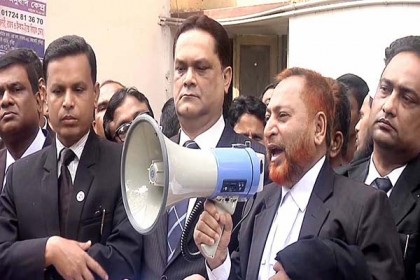 
খালেদার মুক্তির দাবিতে কুমিল্লায় আইনজীবীদের প্রতিবাদ সভা
