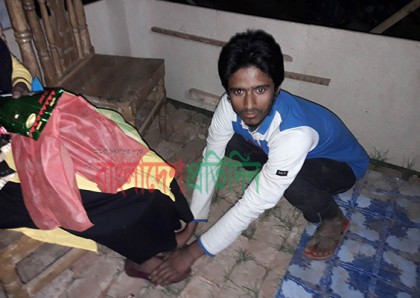 মেলায় ইভটিজিং : তরুণীর পা ধরে যুবকের ক্ষমাপ্রার্থনা  