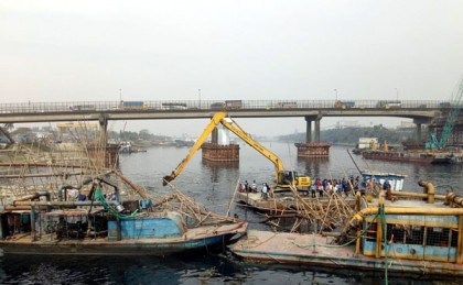 শীতলক্ষ্যায় গুড়িয়ে দেয়া হলে ভাসমান ড্রেজার, জেটিসহ স্থাপনা