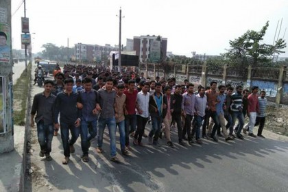 লন্ডনে বিএনপির হামলার প্রতিবাদে বেরোবির ছাত্রলীগের বিক্ষোভ