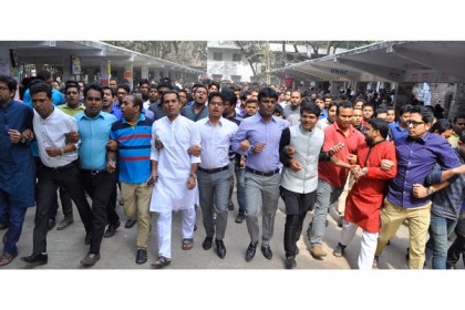 লন্ডনে বিএনপির হামলা; সারাদেশে ছাত্রলীগের বিক্ষোভ