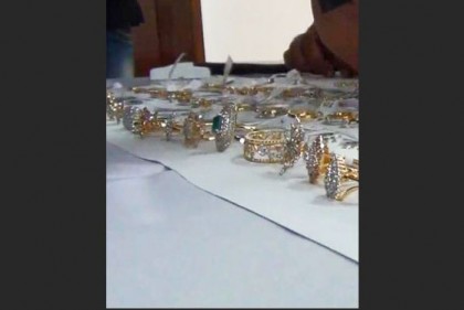 সাতক্ষীরায় ৭০ লাখ টাকার হীরার গহনা জব্দ
