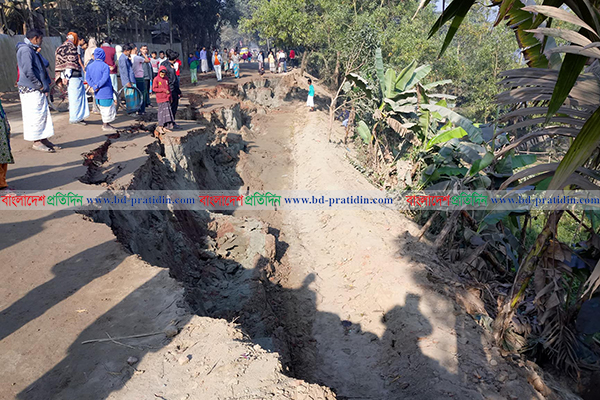 শীতলক্ষা নদীর পাড়ে ৫ বিঘা জমি দেবে গেছে, জনমনে আতঙ্ক