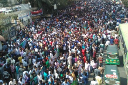 খালেদার মুক্তির দাবিতে প্রেসক্লাবের সামনে মানববন্ধন