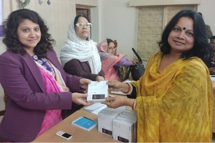 সরকারি কর্মকর্তা ও জনপ্রতিনিধিদের মধ্যে মোবাইল বিতরণ