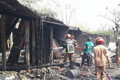 চুয়াডাঙ্গায় অগ্নিকাণ্ডে ১০টি বাড়ি পুড়ে ভস্মীভূত

