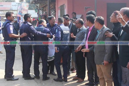 ঠাকুরগাঁওয়ে বিএনপি’র মানববন্ধনে পুলিশের বাধা  