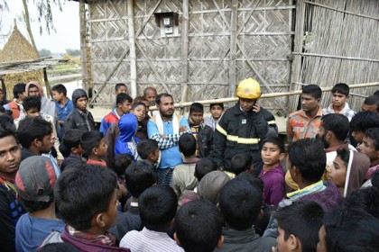 অলৌকিক আগুনের গুঞ্জনে আতঙ্কে গ্রামবাসী

