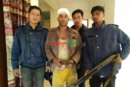 টেকনাফে দেশীয় তৈরি এলজি ও কার্তুজসহ যুবক আটক