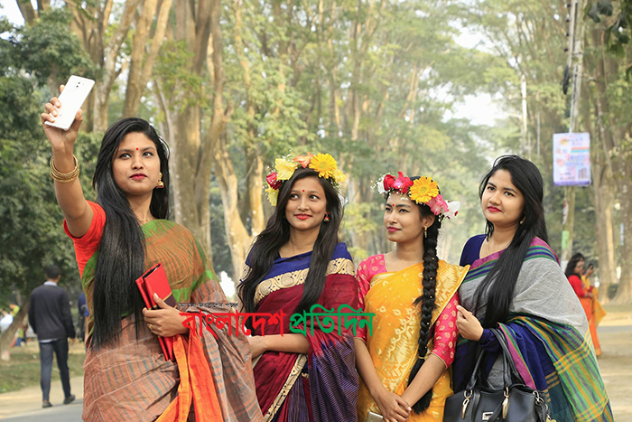 বসন্তের রঙে রঙিন রাবি ক্যাম্পাস
