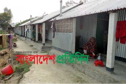 রাস্তা বন্ধ; বিপাকে ৩০টি পরিবার