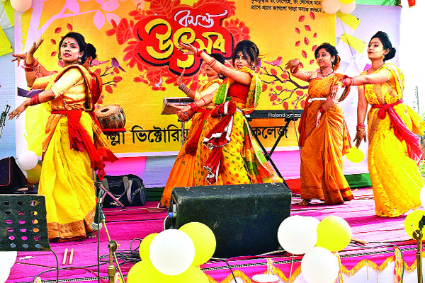 ফাগুনের আগুন চারপাশে