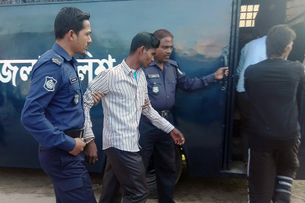 জামিন না পেয়ে বরিশাল জেলা ও দায়রা জজ আদালতে ভাঙচুর 


