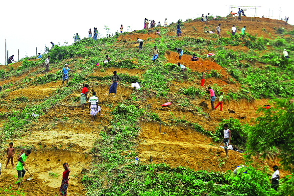 পাহাড়ধসের ঝুঁকিতে রোহিঙ্গারা