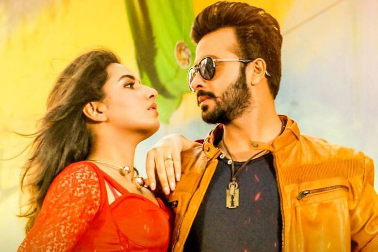 ভালোবাসা দিবসের সন্ধ্যায় টিএসসিতে 'নবাব'