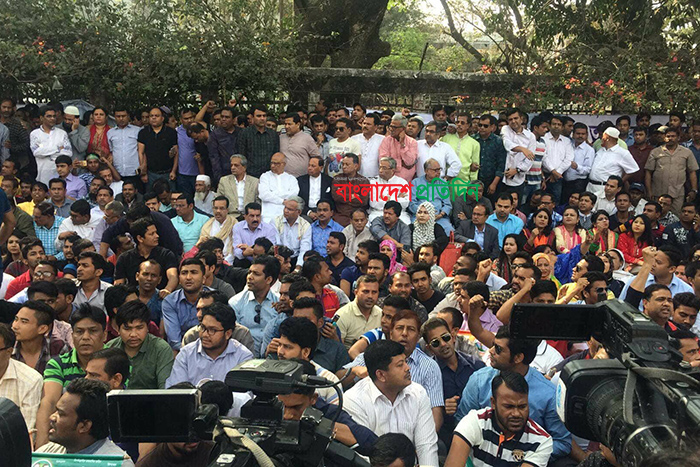 পুলিশি বাধায় তড়িঘড়ি করে বিএনপির অনশন কর্মসূচি সমাপ্ত