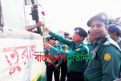 ভালবাসা দিবসে চালকদের রামপুরা ট্রাফিক জোনের ফুলেল শুভেচ্ছা