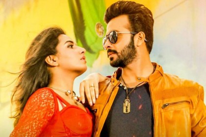 ভালোবাসা দিবসের সন্ধ্যায় টিএসসিতে 'নবাব'