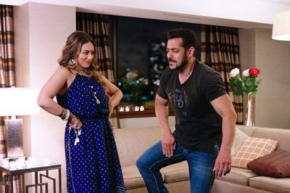 নিউইয়র্কের হোটেলে হঠাৎ সালমান-সোনাক্ষী!(ভিডিও)