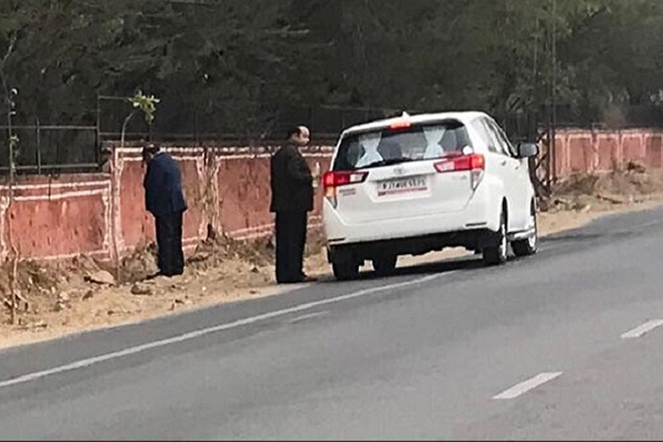রাস্তায় দাঁড়িয়ে প্রস্রাব করলেন স্বাস্থ্যমন্ত্রী!