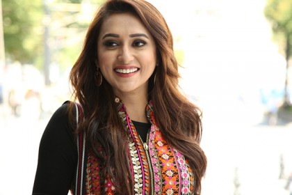 সোশ্যাল মিডিয়ায় ঝড় তুলেছে মিমির খোলামেলা ভিডিও