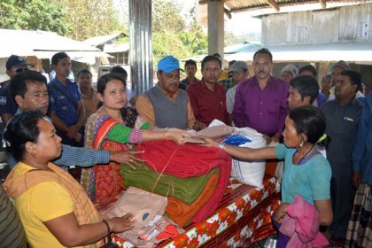 লামায় অগ্নিকাণ্ডে ক্ষতিগ্রস্ত পরিবারের মাঝে ত্রাণ বিতরণ

