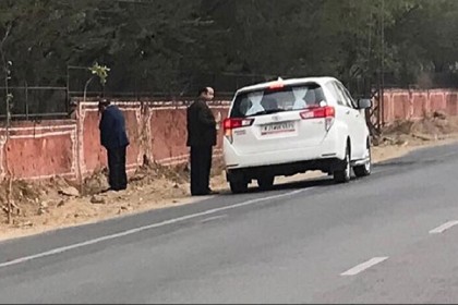 রাস্তায় দাঁড়িয়ে প্রস্রাব করলেন স্বাস্থ্যমন্ত্রী!