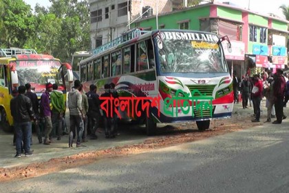 ঝালকাঠিতে দক্ষিণাঞ্চলের ৮ রুটে সরাসরি বাস চলাচল বন্ধ
