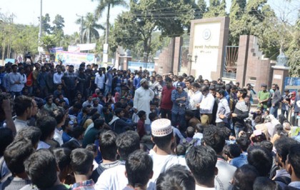 রাবি অধ্যাপককে পেটাল ইন্টার্ন চিকিৎসক; মহাসড়ক অবরোধ