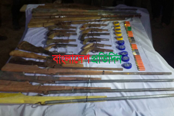 লামায় যৌথ বাহিনীর অভিযানে বিপুল অস্ত্রসহ আটক ৪