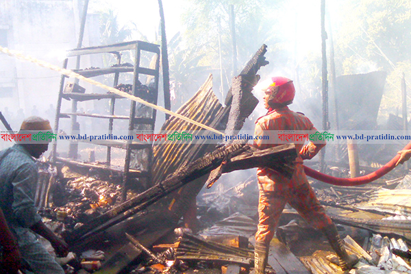 কলাপাড়ায় লন্ড্রির দোকানের আগুনে ২৬ দোকান পুড়ে ছাই 