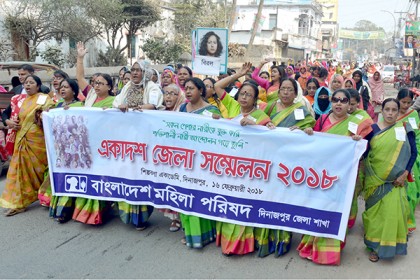 বর্ণাঢ্য শোভাযাত্রায় দিনাজপুরে মহিলা পরিষদের সম্মেলন