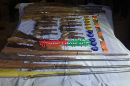 লামায় যৌথ বাহিনীর অভিযানে বিপুল অস্ত্রসহ আটক ৪