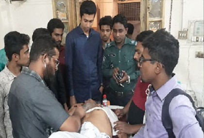বৃদ্ধকে বাঁচাল জগন্নাথ বিশ্ববিদ্যালয় ছাত্রলীগ