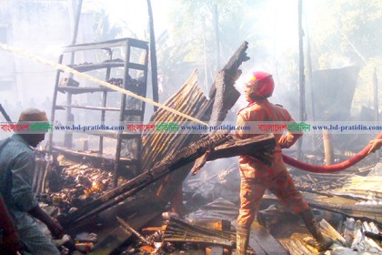 কলাপাড়ায় লন্ড্রির দোকানের আগুনে ২৬ দোকান পুড়ে ছাই 