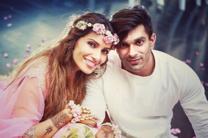 ঘনিষ্ঠ মুহূর্তের ছবি শেয়ার করলেন বিপাশা (ভিডিও)