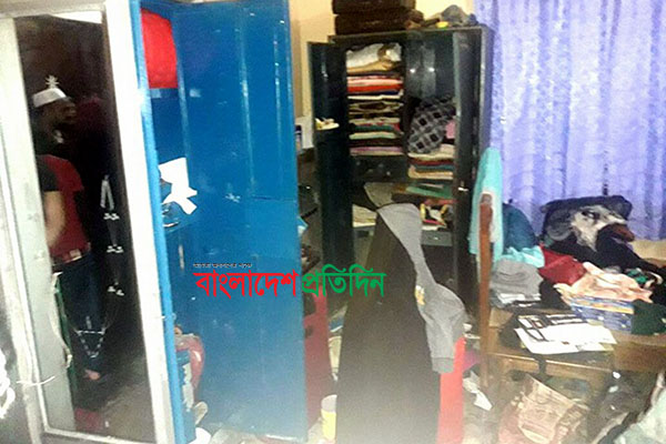 পরিবার নিয়ে দেশে ফিরেই ডাকাতির কবলে

