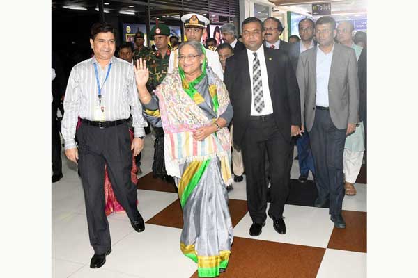 দেশে ফিরেছেন প্রধানমন্ত্রী