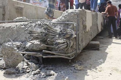 রাজধানীতে ইউলুপের বিম ভেঙে পড়ল রাস্তায়