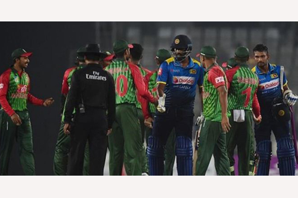 টসে জিতে বোলিংয়ে বাংলাদেশ