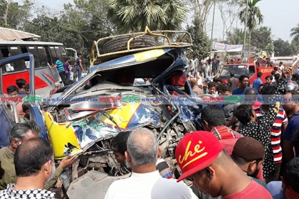 মাদারীপুরে বাস-ট্রাকের মুখোমুখি সংঘর্ষে নিহত ২, আহত ১৩