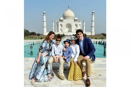 কানাডিয়ান প্রধানমন্ত্রীর সস্ত্রীক তাজমহল দর্শন
