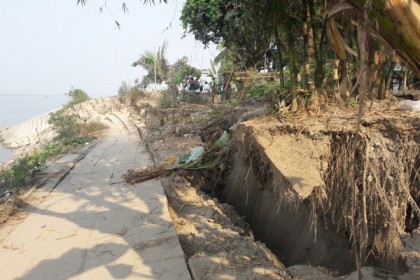 হঠাৎ পদ্মার ভাঙন