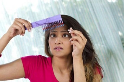অকালে চুল পড়ে যাওয়া প্রতিরোধ করবেন যেভাবে