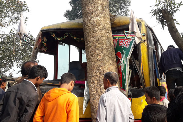 দিনাজপুরে যাত্রীবাহী বাস নিয়ন্ত্রণ হারিয়ে আহত ২৬

