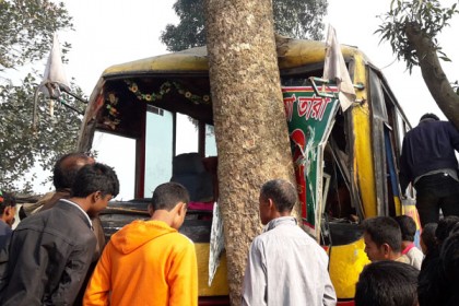 দিনাজপুরে যাত্রীবাহী বাস নিয়ন্ত্রণ হারিয়ে আহত ২৬


