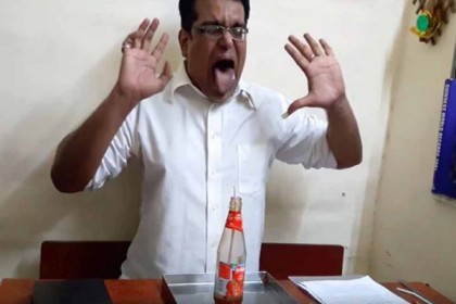 ২৫ সেকেন্ডে এক বোতল সস খেয়ে বিশ্ব রেকর্ড (ভিডিও)